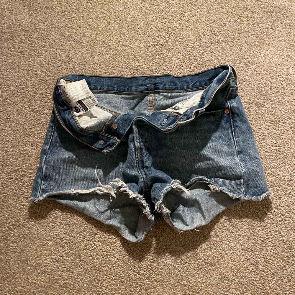Never worn Levi’s 501 shorts